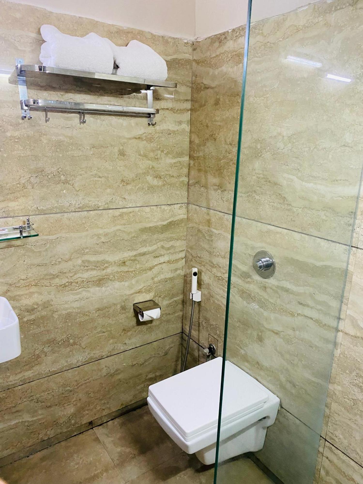 Mumbai House Luxury Apartments Santacruz East, มุมไบ ภายนอก รูปภาพ
