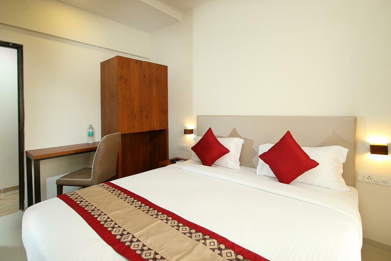 Mumbai House Luxury Apartments Santacruz East, มุมไบ ภายนอก รูปภาพ